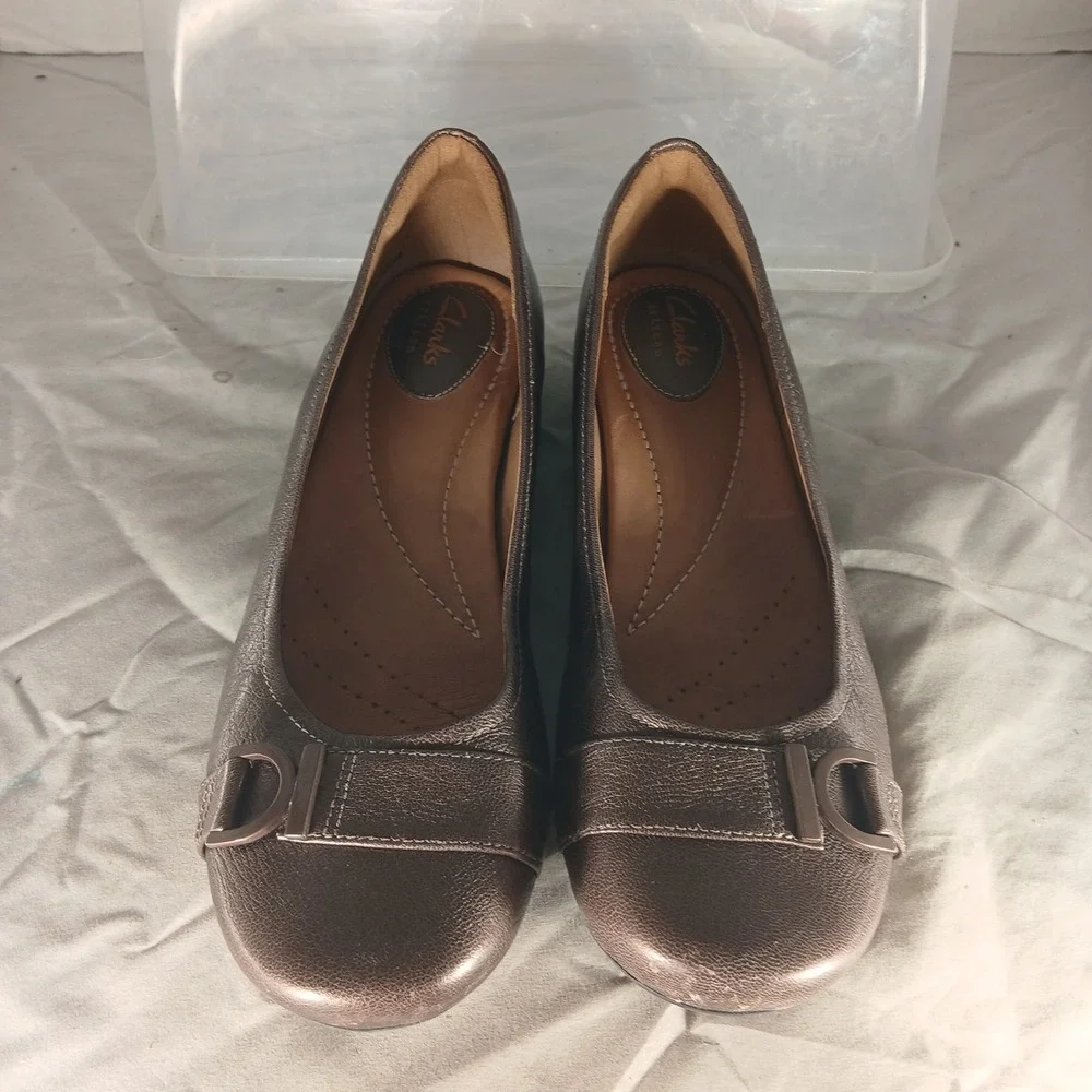 Clarks Artisan Wedge Pumps 8.5 Bronze‎ Metallic Leather Buckle Office Comfort